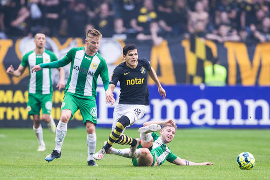 s Tarik Elyounoussi glidtacklas av Hammarbys Darijan Bojanic