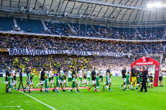 s supportrar med banderoller när spelarna går in på plan