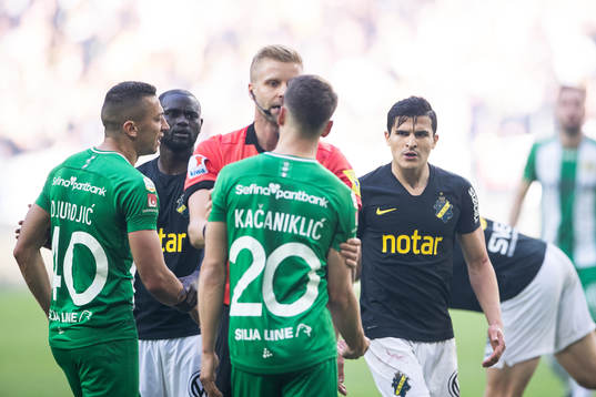 Domare Glenn Nyberg vid en situation med Hammarbys Nikola