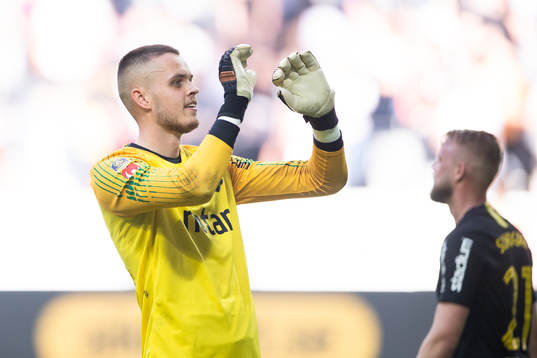s målvakt Oscar Linnér jublar och applåderar mot