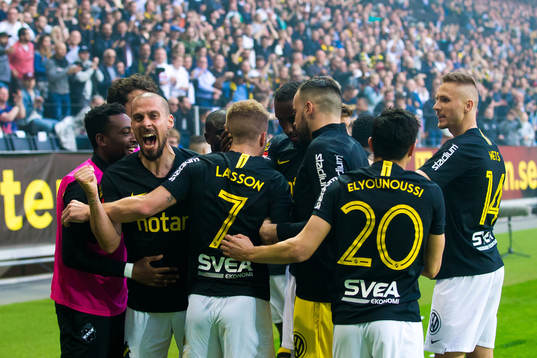 s Panajotis Dimitriadis jublar med Sebastian Larsson