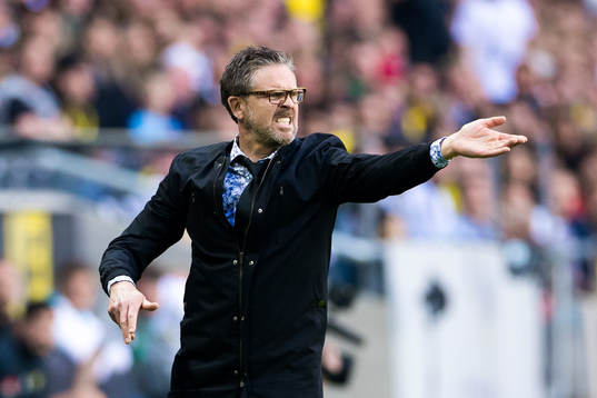 s tränare Rikard Norling reagerar