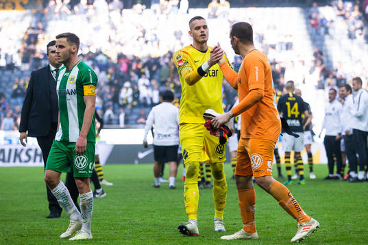 s Kmålvakt Oscar Linnér tackar Hammarbys målvakt