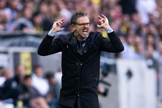 s tränare Rikard Norling reagerar