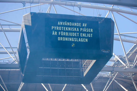 Jumbotronen visar text angående förbud mot pyroteknik