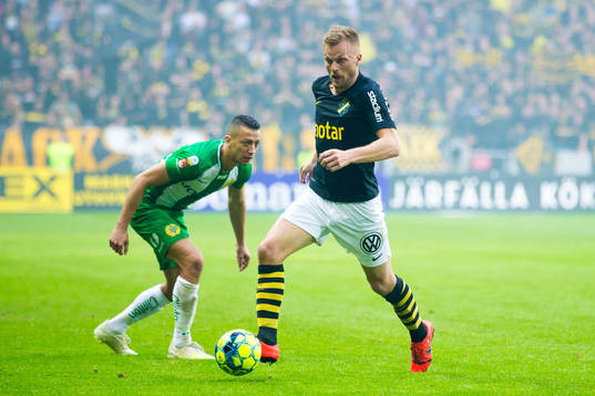 s Sebastian Larsson och Hammarbys Nikola Djurdjic
