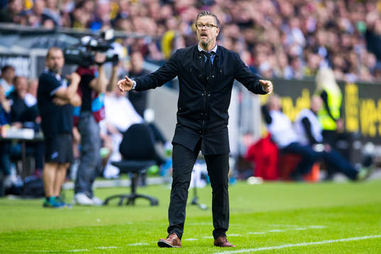 s tränare Rikard Norling reagerar