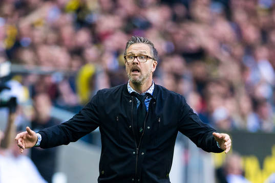 s tränare Rikard Norling reagerar