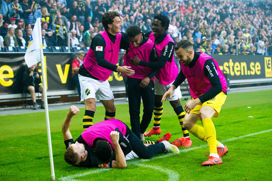 s Sebastian Larsson (liggande) jublar med Heradi Rashidi