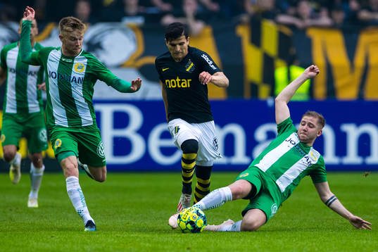 s Tarik Elyounoussi i kamp om bollen med Hammarbys Dennis