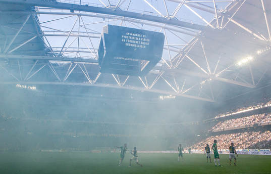 Vy över ett rökigt Friends Arena med jumbotronen som