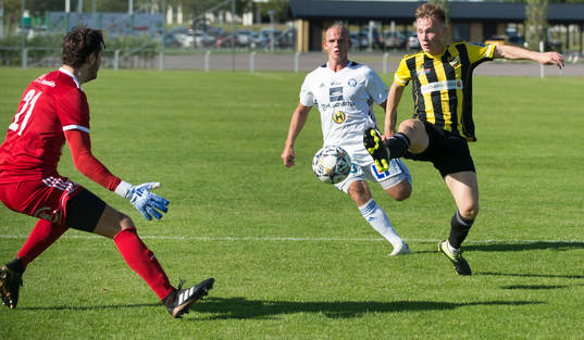IFK Hässleholms Theo Ekström i matchen i division 2