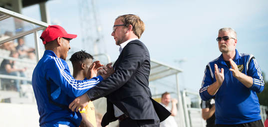 IFK Hässleholms tränare Jonas Jönsson jublar