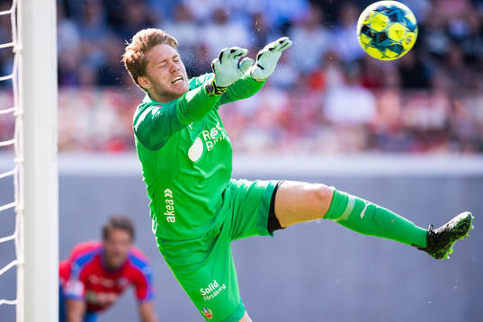 2 Helsingborgs Kalle Joelsson räddar ett skott