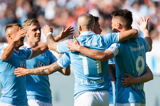 2 Malmö FFs Markus Rosenberg jublar med lagkamrater