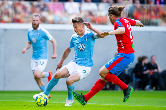 2 Malmö FFs Markus Rosenberg bevakas av Helsingborgs