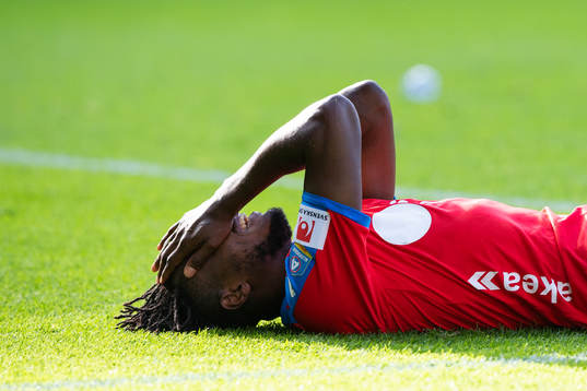 2 Helsingborgs Mamudu Moro ligger ner