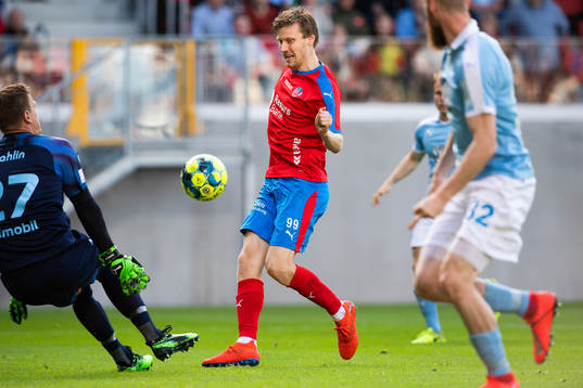 2 Helsingborgs Andri Runar Bjarnason  med friläge mot