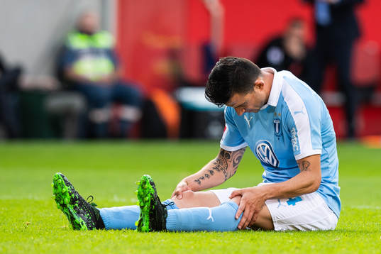 2 Malmö FFs Behrang Safari tar sig mot knäet