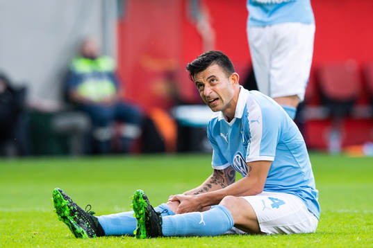 2 Malmö FFs Behrang Safari tar sig mot knäet