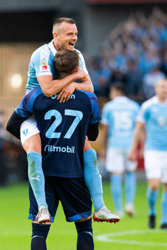 2 Malmö FFs Eric Larsson och målvakt Johan Dahlin kramas