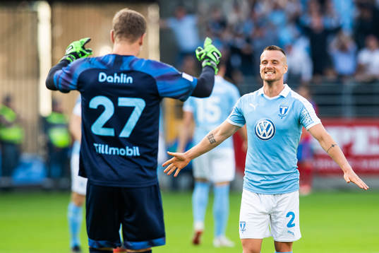 2 Malmö FFs Eric Larsson och målvakt Johan Dahlin jublar