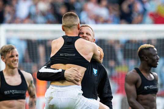 2 Malmö FFs Eric Larsson hoppar upp och kramar sjukgymnast
