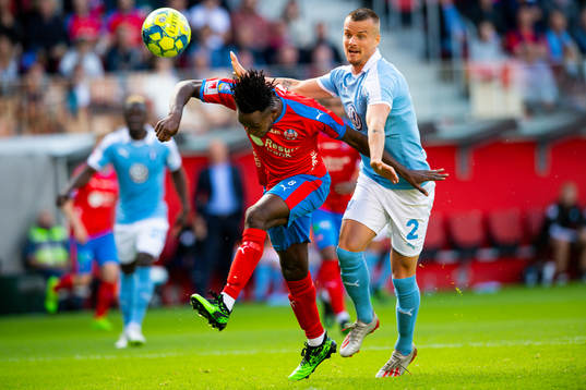 2 Helsingborgs Mamudu Moro och Malmö FFs Eric Larsson