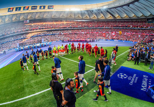 Players of Liverpool and of Tottenham enters the pitch