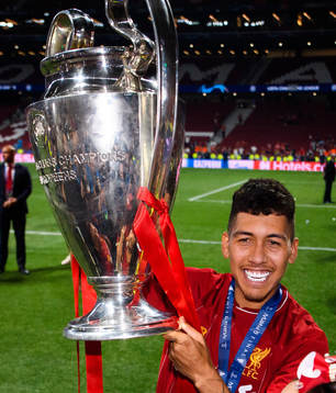 Roberto Firmino of Liverpool celebrate with the trophy