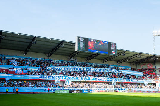 2 Malmö FFs supportrar med ett tifo