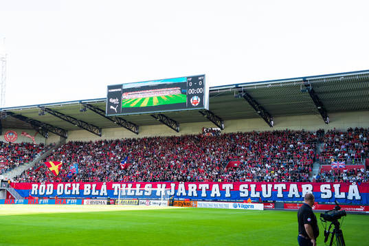 2 Helsingborgs supportrar  med ett tifo