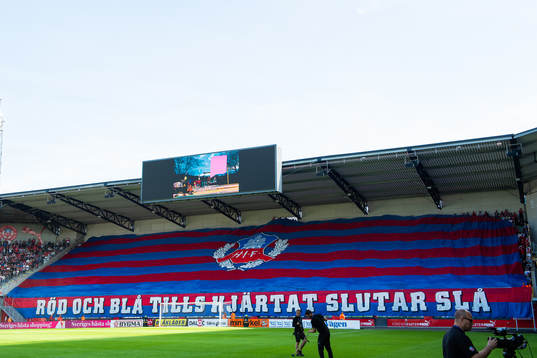 2 Helsingborgs supportrar  med ett tifo