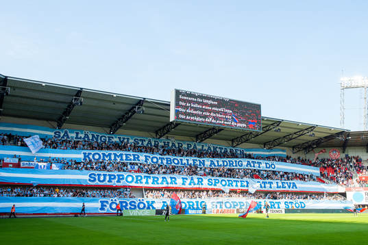 2 Malmö FFs supportrar  med ett tifo
