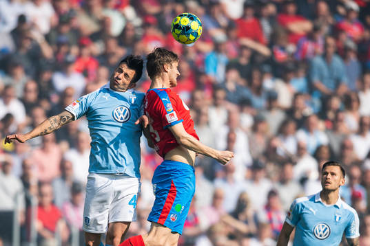 2 Malmö FFs Behrang Safari och Helsingborgs Andri Runar