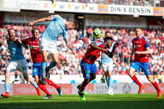2 Malmö FFs Arnór Traustason och Helsingborgs Mamudu Moro