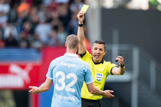 2 Malmö FFs Jo Inge Berget varnas av domare Bojan Pandzic