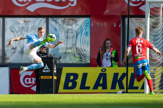 2 Malmö FFs Sören Rieks med en cykelspark