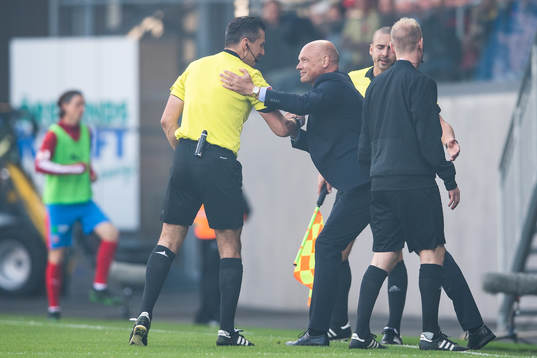 2 Malmö FFs tränare Uwe Rösler får en tillsägelse av