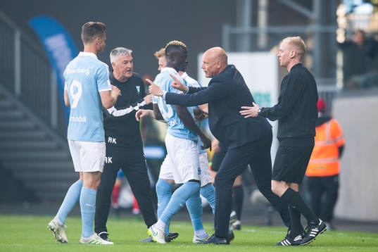 2 Malmö FFs tränare Uwe Rösler pratar med Markus