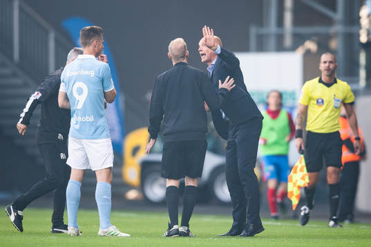 2 Malmö FFs tränare Uwe Rösler pratar med Markus