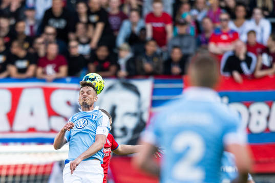 2 Malmö FFs Markus Rosenberg nickar