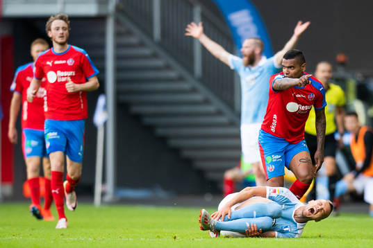 2 Malmö FFs Eric Larsson faller