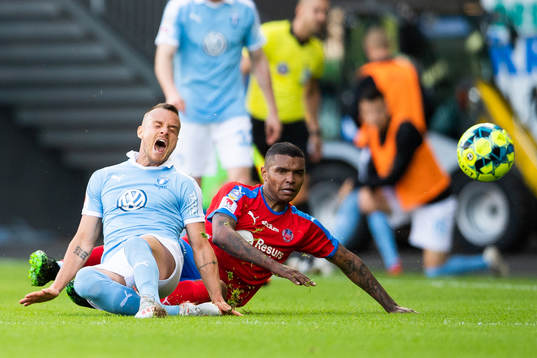 2 Malmö FFs Eric Larsson tacklas av Helsingborgs Wanderson