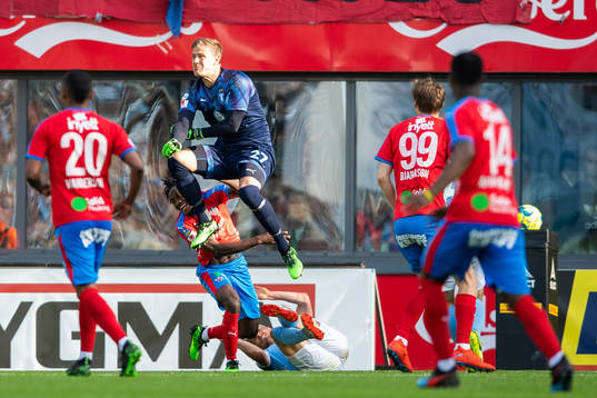 2 Malmö FFs målvakt Johan Dahlin i krock med Helsingborgs