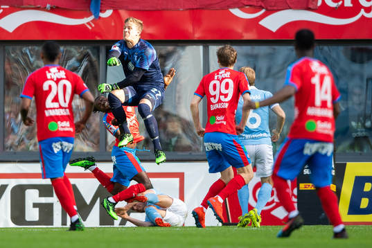 2 Malmö FFs målvakt Johan Dahlin i krock med Helsingborgs