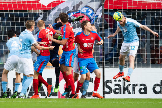2 Malmö FFs Jo Inge Berget nickar undan bollen på
