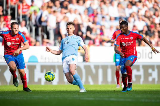 2 Malmö FFs Markus Rosenberg mellan Helsingborgs Charlie