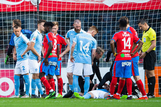 2 Malmö FFs Oscar Lewicki ligger ner och ses om