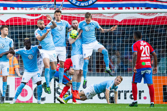 2 Malmö FFs Sören Rieks får i denna situation bollen i